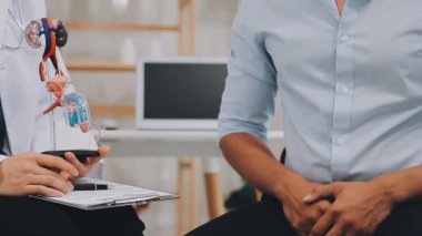 Doktor steteskop tutuyor.