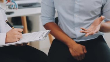 Doktor ve hasta ofiste oturuyor..