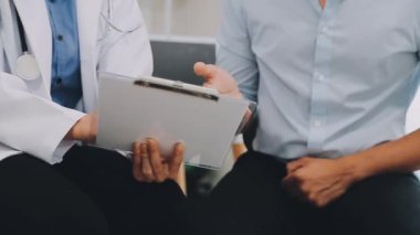 Stetoskop tutan bir doktorun yakın çekimi.