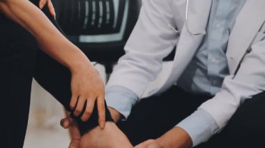 İş adamları birlikte çalışır. İki gencin fotoğrafını çek..