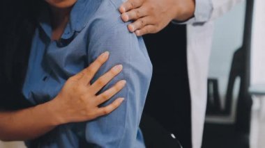 Genç çift birbirine sarılıyor.