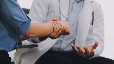 Doktor Eli hastayı hastaya veriyor. sağlık hizmeti kavramı.
