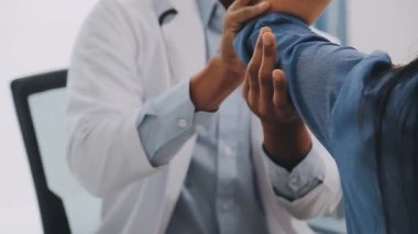 Genç doktor ve hasta hastane ofisinde.