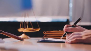 Ofiste çalışan bir avukat.