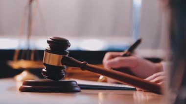 Yargıç Tokmak 'ın arkasında adalet terazisi var.