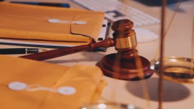 Hukuk konsepti. Tokmaklı avukat, tahta masadaki tokmak.