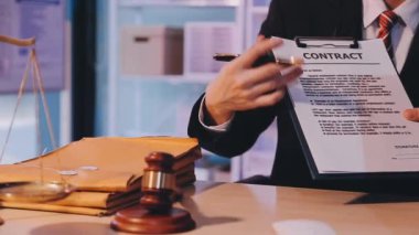 İş adamı belge ve sözleşmeyle sözleşme imzaladı