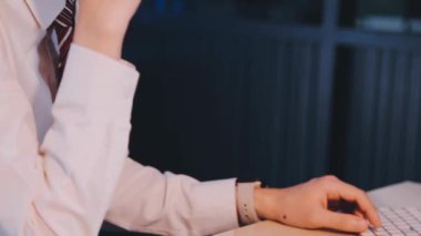 yakın plan - ofiste çalışan bir işadamının