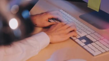 Dizüstü bilgisayarda çalışan adam