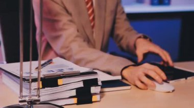 Modern ofis, teknoloji, iş ve teknoloji alanında modern dizüstü bilgisayarda çalışan iş adamı