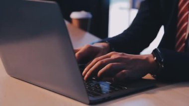 Adam dizüstü bilgisayar kullanıyor ve modern teknolojiyle çalışıyor.