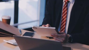 Dijital tablet üzerinde çalışan iş adamı