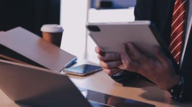 Tablet bilgisayarı olan bir iş adamı