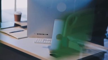 Masada ekranı olan modern bir laptop.
