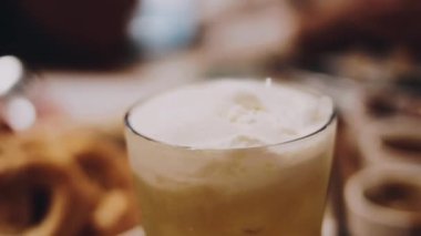 ahşap masa olarak buzlu kahve