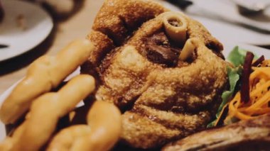 Masada lezzetli tavuk yemeği var.