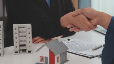 İş adamı sözleşme imzaladıktan sonra el sıkışıyor, iş ortağı