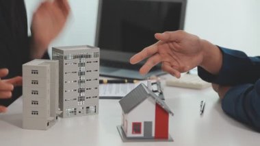 Emlakçı çiftlere ev veriyor.