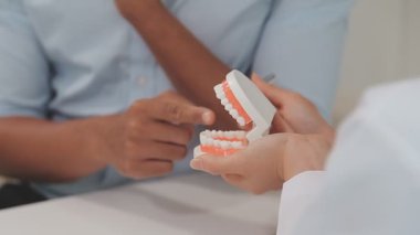 Diş fırçası ve diş fırçası tutan adam..