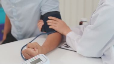 Doktor hastanın klinik olarak tansiyon ölçme