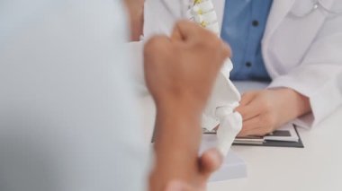 Kliniğin arka planında bir hastası olan genç bir doktor..