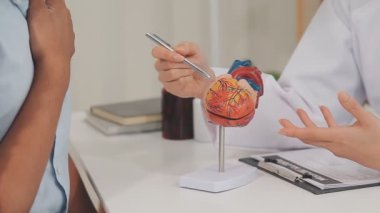 Hastane kliniğinde hastanın kalbini muayene eden doktor.