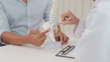 Doktor hastanın röntgen görüntüsünü gösteriyor