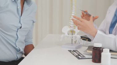 Omurga ağrısı olan doktor.