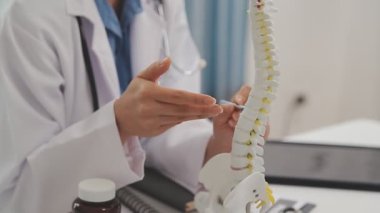 Doktor elinde steteskop tutuyor..