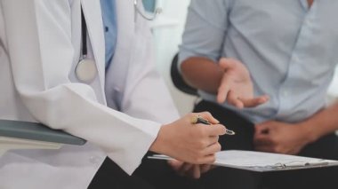 Hastanede tablet bilgisayarı olan bir doktor.