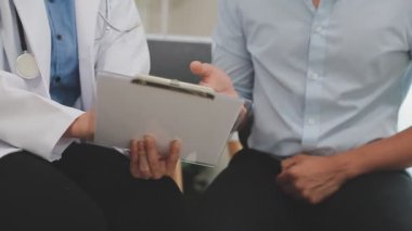 Klinikte hastası olan bir doktor. Tıbbi muayene kavramı.