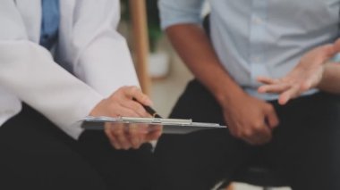 İş adamları ofiste finansal çizelge ve çizelgeleri tartışıyor..