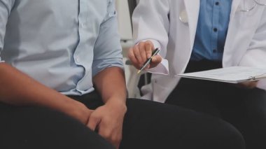 Doktor ve hasta hastane ofisinde.