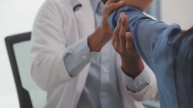 Doktor ve hasta klinikte el sıkışıyor..