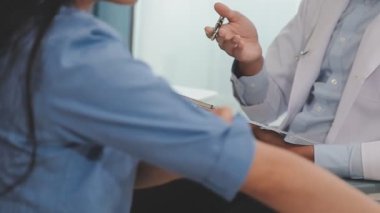 Doktor hastayı tutuyor ve ofisinde bir not panosuyla yazı yazıyor. Tıbbi sağlık ve tıbbi konsept.