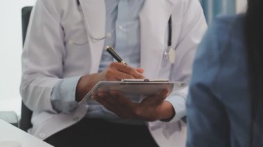 Genç doktor hasta ile