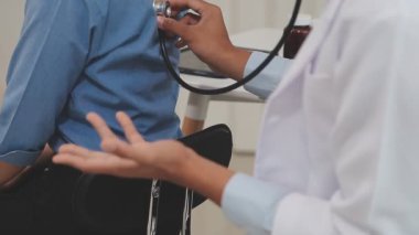 Doktor stetoskop muayene hasta ile