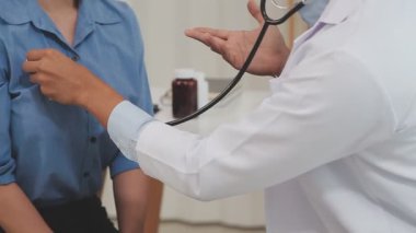 Doktor kan basıncını ölçüyor.