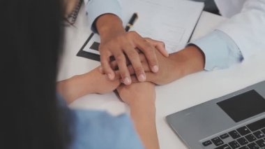 Doktor ve hasta tıp kliniğinde masada otururken bir şey tartışıyorlar. bakım kavramı.