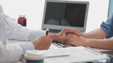 Doktor ve hasta tartışıyor ve tedavi oluyor