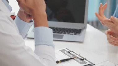 el sıkışan iş kadını