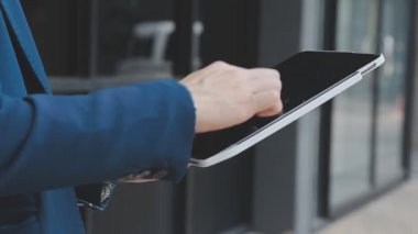 genç adam bir tablet PC'yi kullanma