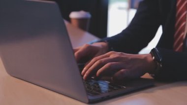 Modern ofiste dizüstü bilgisayarda çalışan iş adamları.