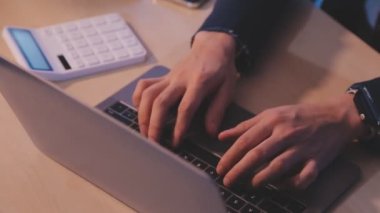 İş adamı ofisteki akıllı telefonunu kullanıyor. iş, iletişim teknolojisi ve internet ağı kavramı.