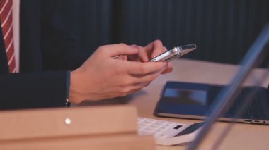 Ofiste Smartphone kullanan İşadamı