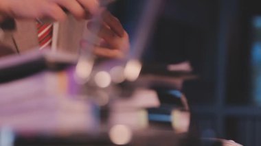 Ofiste bilgisayarla çalışan bulanık iş ekibi, iş konsepti