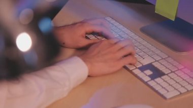 Ofiste dizüstü bilgisayar kullanan adam.