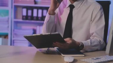 Tablet bilgisayar kullanan işadamı