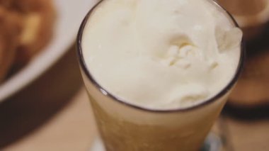 Buzlu süt ve dondurma.