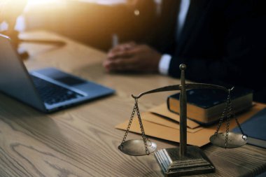 Yargıç Gavin ve Adalet Avukatları hukuk firmasının arka planında takım toplantısı yapıyorlar. Hukuk ve Hukuk Hizmetleri kavramları.